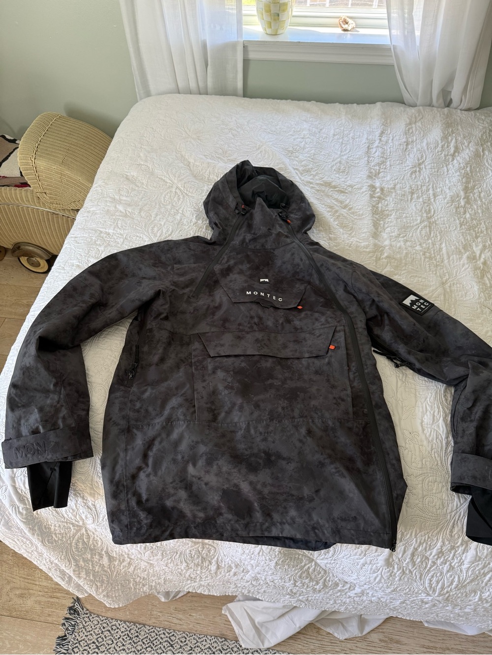 Montec Men's Black Hooded Ski and snowbird Pullover Jacket. Anorak.